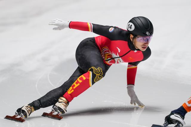 （体育）（6）短道速滑——世巡赛第四站：中国队获男子5000米接力亚军XxjpseC000010_20251201_PEPFN0A001.jpg